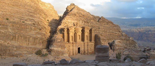 Glimpse of Petra                                                                          Image Source: http://bit.ly/1LM52qQ
