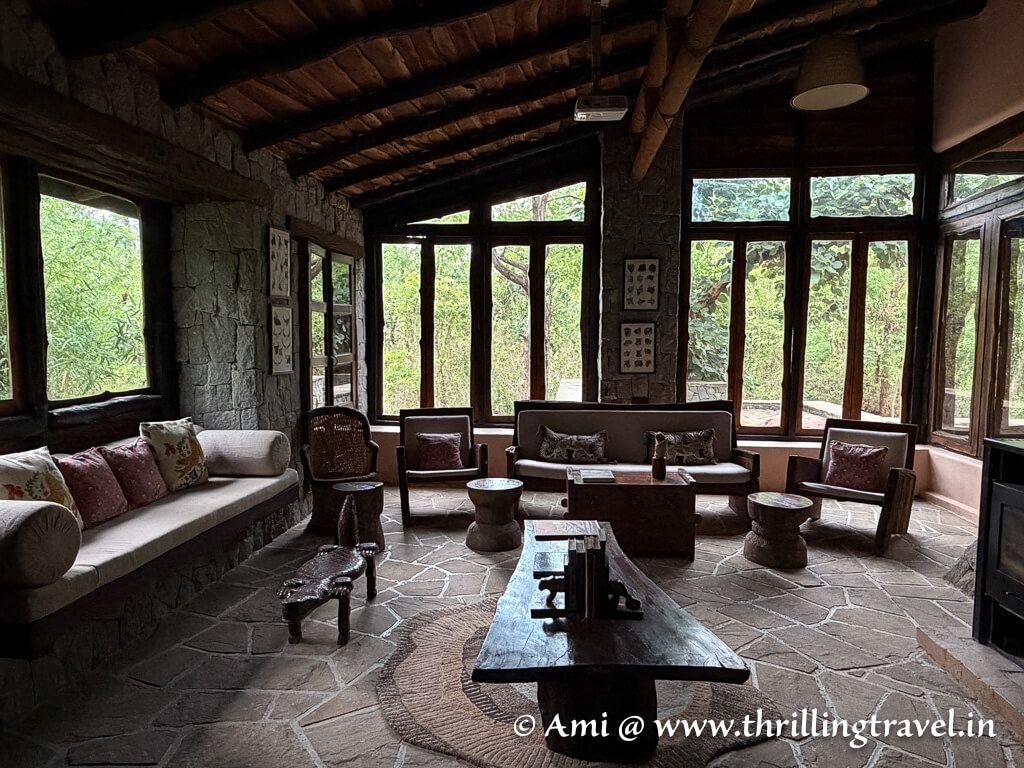 The cosy lounge cum library of the Kanha Earth Lodge