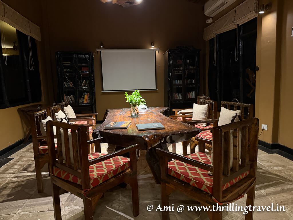 The warm lounge space at the Pugdundee Safaris Bandhavgarh resort